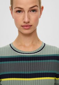 Rippstricktop mit vertikalen Streifen in Grüntönen, Blau, Grau und Gelb; runder Ausschnitt mit kontrastierendem Saum.