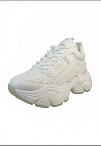 Sneaker bianca con suola spessa e testurizzata, chiusura con lacci e colletto imbottito, visibile di lato e di fronte su uno sfondo semplice.