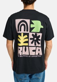 Zwarte katoenen t-shirt met een meerkleurig grafisch ontwerp op de achterkant, inclusief geometrische vormen en het woord "RUCA" in wit.