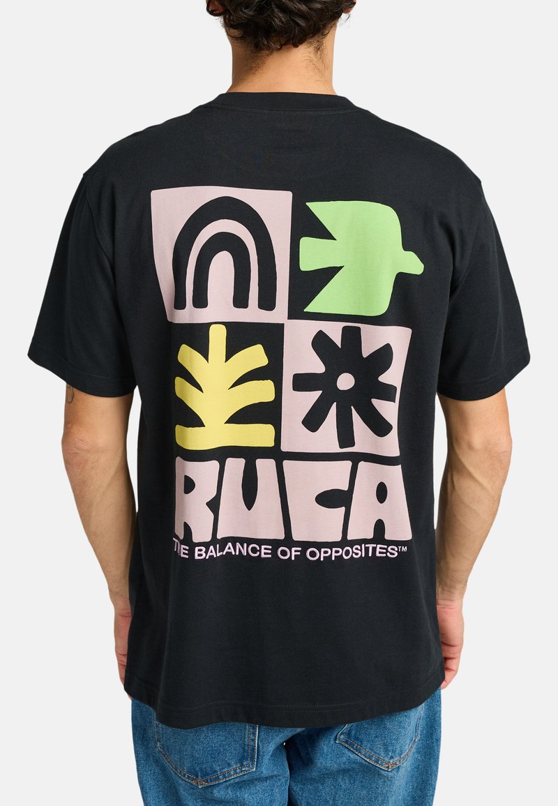 Zwarte katoenen t-shirt met een meerkleurig grafisch ontwerp op de achterkant, inclusief geometrische vormen en het woord "RUCA" in wit.