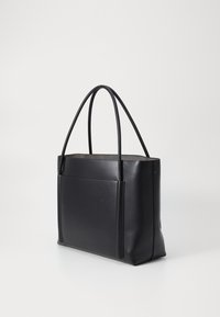 Borsa a tracolla nera in pelle con due manici lunghi, forma rettangolare, superficie liscia e tasca frontale per ulteriore spazio di archiviazione.