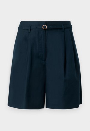 Marineblauwe shorts met hoge taille, voorplooien en een smalle bijpassende riem met een kleine ronde gouden gesp.