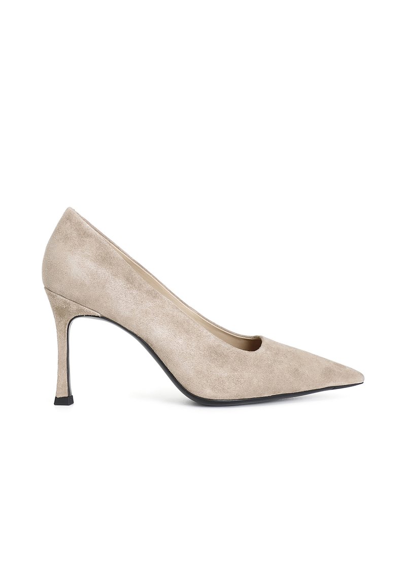 Décolleté beige in suede con punta affilata, tacco a stiletto di 3 pollici e una texture liscia. La suola nera accentua il design.