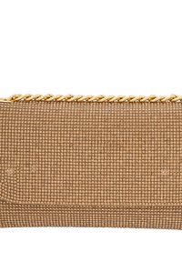 Beige struktureret clutch-taske med et præget mønster, der har en guldkædeaccent langs toppen til lukning.