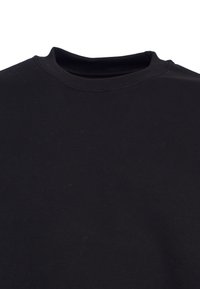 T-shirt nero a girocollo realizzato in tessuto morbido e leggero. Presenta un design semplice con un collo pulito e una leggera trama.
