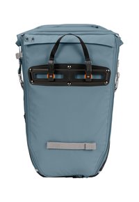 Blauer Stoff-Rucksack mit Rollverschluss, schwarzer Hardware und orangefarbenen Akzenten. Verfügt über einen Griff an der Vorderseite und eine Logo-Beschriftung.