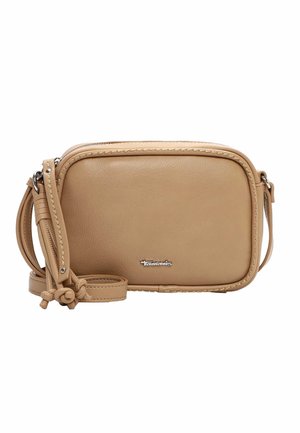 Mazs brūns ādas plecu somiņa ar regulējamu siksnu un sudraba zīmola logotipu priekšpusē, baltā fonā.