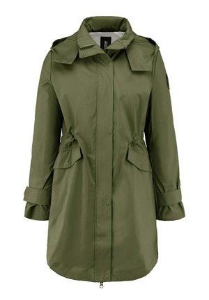 Długi oliwkowozielony płaszcz przeciwdeszczowy z kapturem, zapinany na guziki z przodu, regulowanymi wiązaniami w talii, kieszeniami z patkami i paskami przy mankietach.