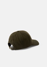 Gorra de fieltro verde oscuro con visera curvada. La parte posterior cuenta con una correa de ajuste metálica y detalles cosidos en la corona y la visera.