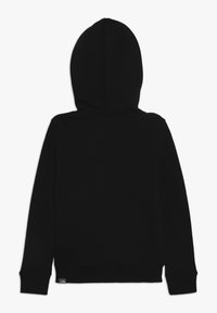 Černá mikina s kapucí vyrobená z měkké tkaniny. Má dlouhé rukávy, pružné manžety a lem, a malou značku na spodní části vlevo.