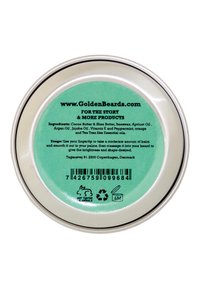 Rund plåtbehållare med en mintgrön etikett. Ingredienser som listas: kakaosmör, sheasmör, bivax, eteriska oljor. Återvinningsbara och cruelty-free-logotyper närvarande.
