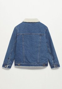 Džínová bunda s lehkým koženkovým límcem, klasickým límcem a zapínáním na knoflíky u manžet. Pohled zezadu ukazuje detaily švů.