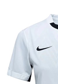 Weißes T-Shirt mit kurzen Ärmeln für Fußball mit einem schwarzen Nike-Logo auf der linken Seite. Hat einen runden Kragen und eine saubere, glatte Stofftextur.