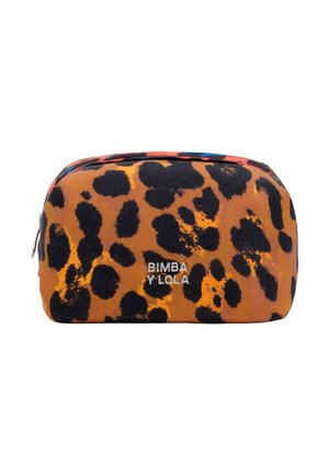 Bolsa de maquillaje de estampado de leopardo en piel de ante naranja y negra con detalles en azul; cuenta con un cierre y un detalle de logo en la parte frontal.