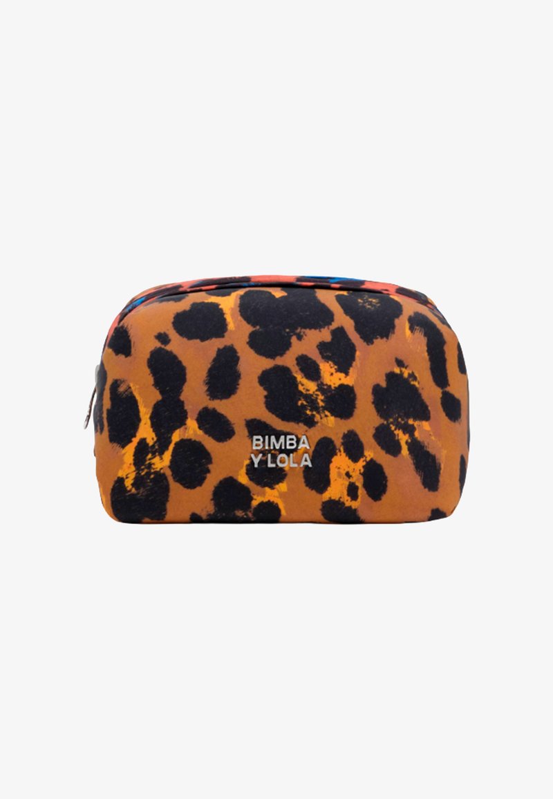 Bolsa de maquillaje de estampado de leopardo en piel de ante naranja y negra con detalles en azul; cuenta con un cierre y un detalle de logo en la parte frontal.