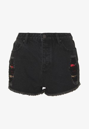 Zwarte denim shorts met rafelige zomen en versleten plekken die kleurrijke stof eronder onthullen, voorzien van een knoopsluiting aan de voorkant en ceintuurlussen.