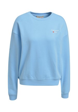 Hellblaues Sweatshirt mit Rundhalsausschnitt, langen Ärmeln sowie gerippten Bündchen und Saum, mit weißem Schriftzug "Ticket to your story" und einem roten Herz auf der linken Brust.