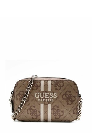 Borsa in poliestere marrone con un sottile motivo di logo, dotata di una tracolla in catena argentata, strisce bianche doppie e il nome del brand stampato "GUESS EST 1981."