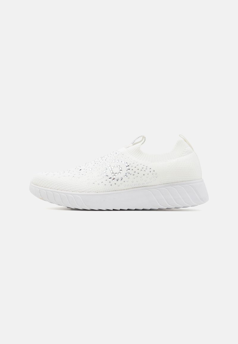 Fehér slip-on sportcipő kötött felsőrésszel, amely texturált mintázattal és strasszköves díszítéssel rendelkezik, valamint párnázott fehér gumitalppal egészül ki.