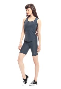 Donkergrijze sportieve tanktop en bijpassende shorts gemaakt van glad, rekbaar materiaal. Ontworpen voor comfort tijdens fysieke activiteit.