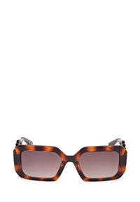 Ochelari de soare tortoise brown cu un cadru geometric robust, lentile degrade și brațe negre solide cu un logo subtil.