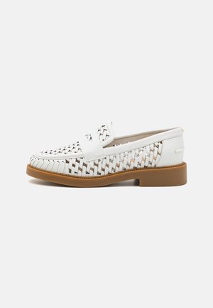 Mocassin tressé en cuir blanc avec semelle marron et petit talon, présentant une lanière penny à l'avant et un tressage ouvert sur les côtés et le dessus.