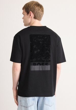 - T-shirt z nadrukiem
