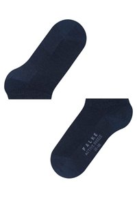 Marineblaue Knöchelsocken aus weichem Material mit glatter Textur und verstärkter Ferse, versehen mit dem Aufdruck "FALKE ACTIVE BREEZE" in Grau.