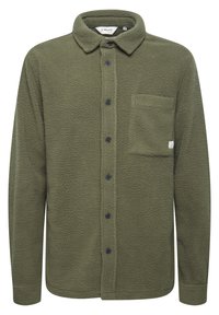 Oliven grønn fleece skjorte med teksturert stoff, knappelukking foran, spiss krage og en brystlomme på venstre side.