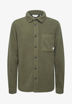 Oliven grønn fleece skjorte med teksturert stoff, knappelukking foran, spiss krage og en brystlomme på venstre side.