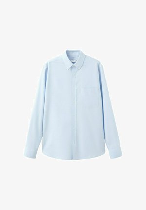 Jasnoniebieska koszula z długim rękawem zapinana na guziki, z ostrym kołnierzykiem i kieszenią na piersi, przedstawiona na białym tle.