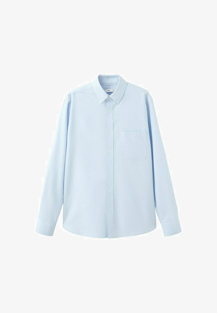 Chemise bleu clair à manches longues avec boutons, col pointu et poche poitrine, présentée sur fond blanc.