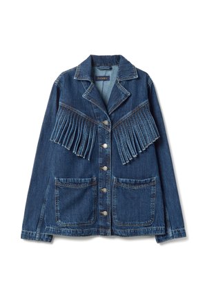 Chaqueta vaquera azul oscuro con botones plateados, dos bolsillos delanteros de parche y detalle de flecos horizontales en el pecho y los hombros.