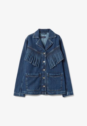 Chaqueta vaquera azul oscuro con botones plateados, dos bolsillos delanteros de parche y detalle de flecos horizontales en el pecho y los hombros.