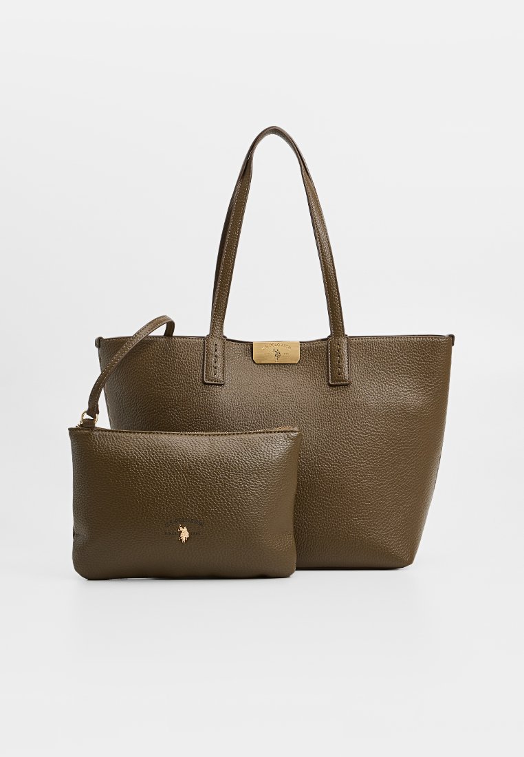 Bolso tote de cuero en verde oliva texturizado con asas largas, que presenta una placa dorada y un pequeño estuche a juego.