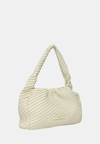 Borsa a tracolla intrecciata di colore crema con una forma strutturata, dotata di un manico intrecciato e di un logo del marchio ben visibile sul davanti. Materiale liscio e testurizzato.
