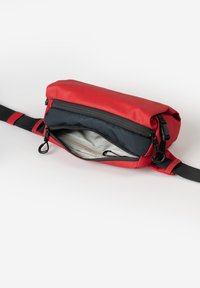 Borsa impermeabile rossa con una tasca principale con zip, fodera interna grigia e una tracolla nera regolabile. Presenta un design elegante e compatto e un materiale resistente.