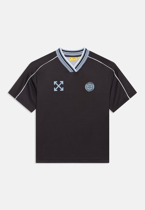 Μαύρη αθλητική φανέλα με κοντά μανίκια, με ανοιχτό μπλε V-λαιμόκοψη, ρίγα στους ώμους, λογότυπο βέλους στο αριστερό στήθος και κυκλικό έμβλημα στο δεξί στήθος.