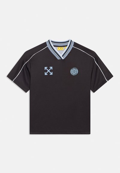 Μαύρη αθλητική φανέλα με κοντά μανίκια, με ανοιχτό μπλε V-λαιμόκοψη, ρίγα στους ώμους, λογότυπο βέλους στο αριστερό στήθος και κυκλικό έμβλημα στο δεξί στήθος.