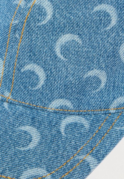 Μπλε υφασμάτινο τζιν με επαναλαμβανόμενα λευκά σχέδια ημισελήνου και πορτοκαλί διπλή ραφή που σχηματίζει την άκρη μιας τσέπης.