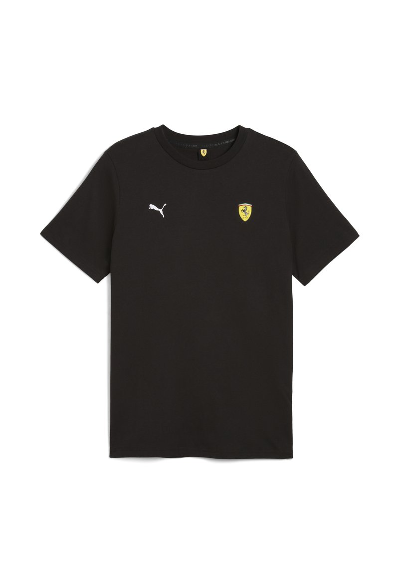 Sort bomulds T-shirt med korte ærmer, rund halsudskæring, et hvidt Puma-logo på venstre bryst og et gult Ferrari-skjoldlogo.