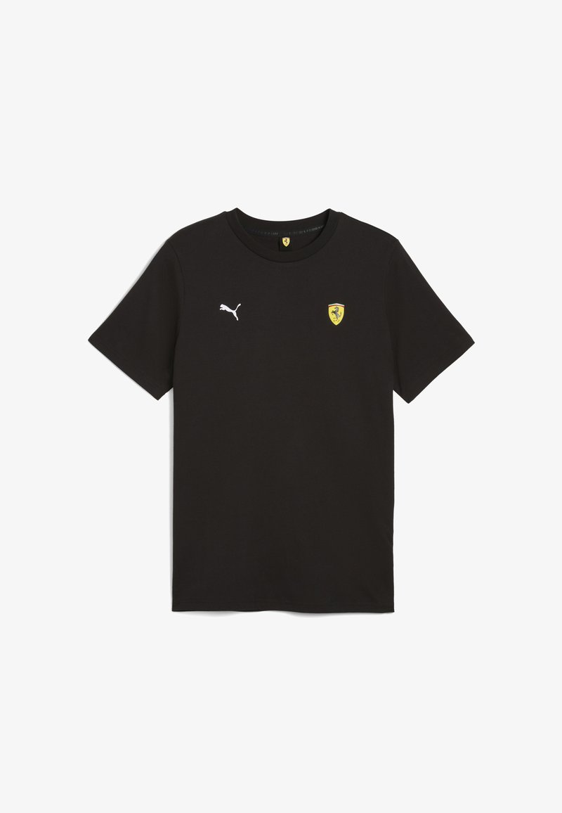 Juodas medvilninis marškinėliai su trumpomis rankovėmis, apvalia iškirpte, balta Puma logotipu kairėje krūtinės pusėje ir geltonu Ferrari skydu.