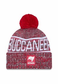 Bonnet en tricot rouge et gris avec un pompon rouge sur le dessus. Présente un grand texte "BUCCANEERS" et une étiquette officielle du logo des Tampa Bay Buccaneers.