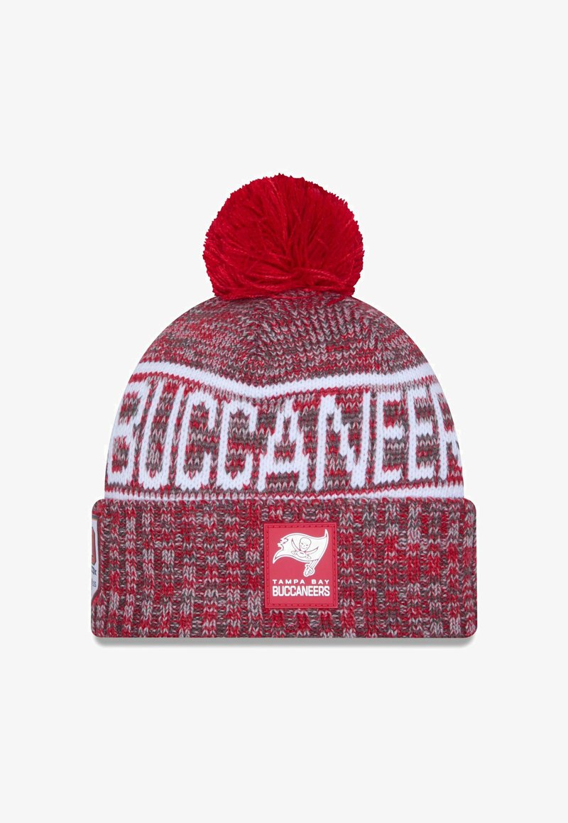 Bonnet en tricot rouge et gris avec un pompon rouge sur le dessus. Présente un grand texte "BUCCANEERS" et une étiquette officielle du logo des Tampa Bay Buccaneers.