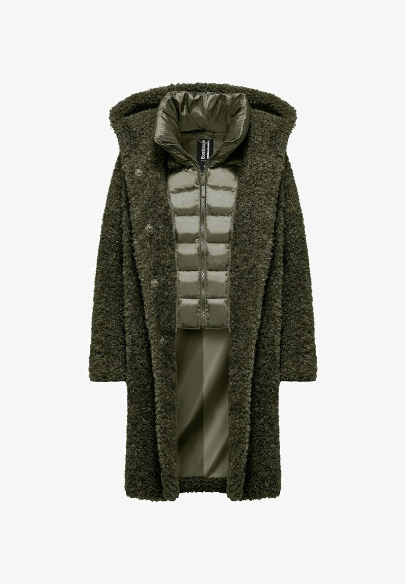 Lange olijfgroene jas met een gestructureerde buitenkant en een gladde, gewatteerde binnenlaag; heeft een capuchon en drukknoopsluitingen.