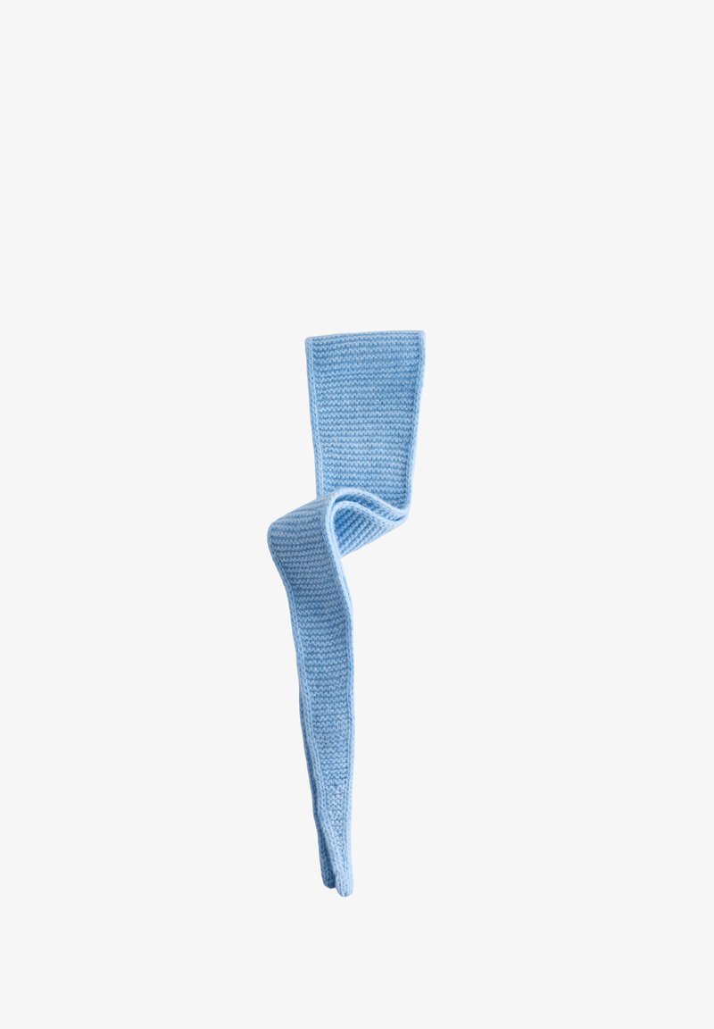 Longue écharpe bleue tricotée, torsadée au milieu, isolée sur fond blanc avec texture de point visible.