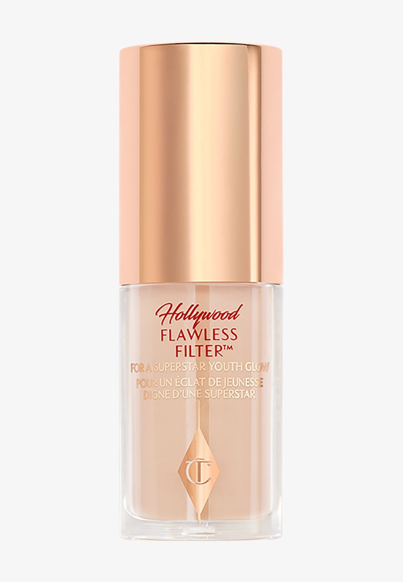 Transparente Glasflasche mit goldenem Metallverschluss. Auf der Vorderseite steht in Rot und Gold "Hollywood Flawless Filter".