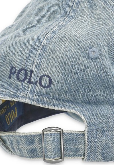 Casquette en denim bleu clair avec sangle réglable à boucle métallique et "POLO" brodé en bleu foncé sur le panneau arrière.