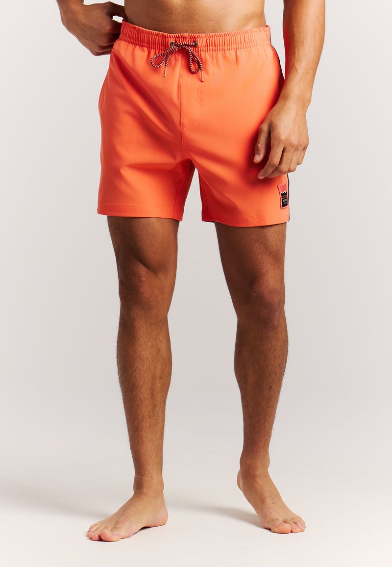 Pantaloncini da bagno arancioni vivaci realizzati in tessuto leggero, con vita elastica regolabile con coulisse e un piccolo logo sul lato sinistro.