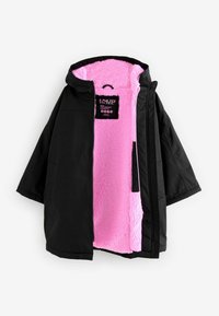 Veste noire à capuche ouverte pour montrer une doublure duveteuse rose vif et une étiquette à l’intérieur du col.